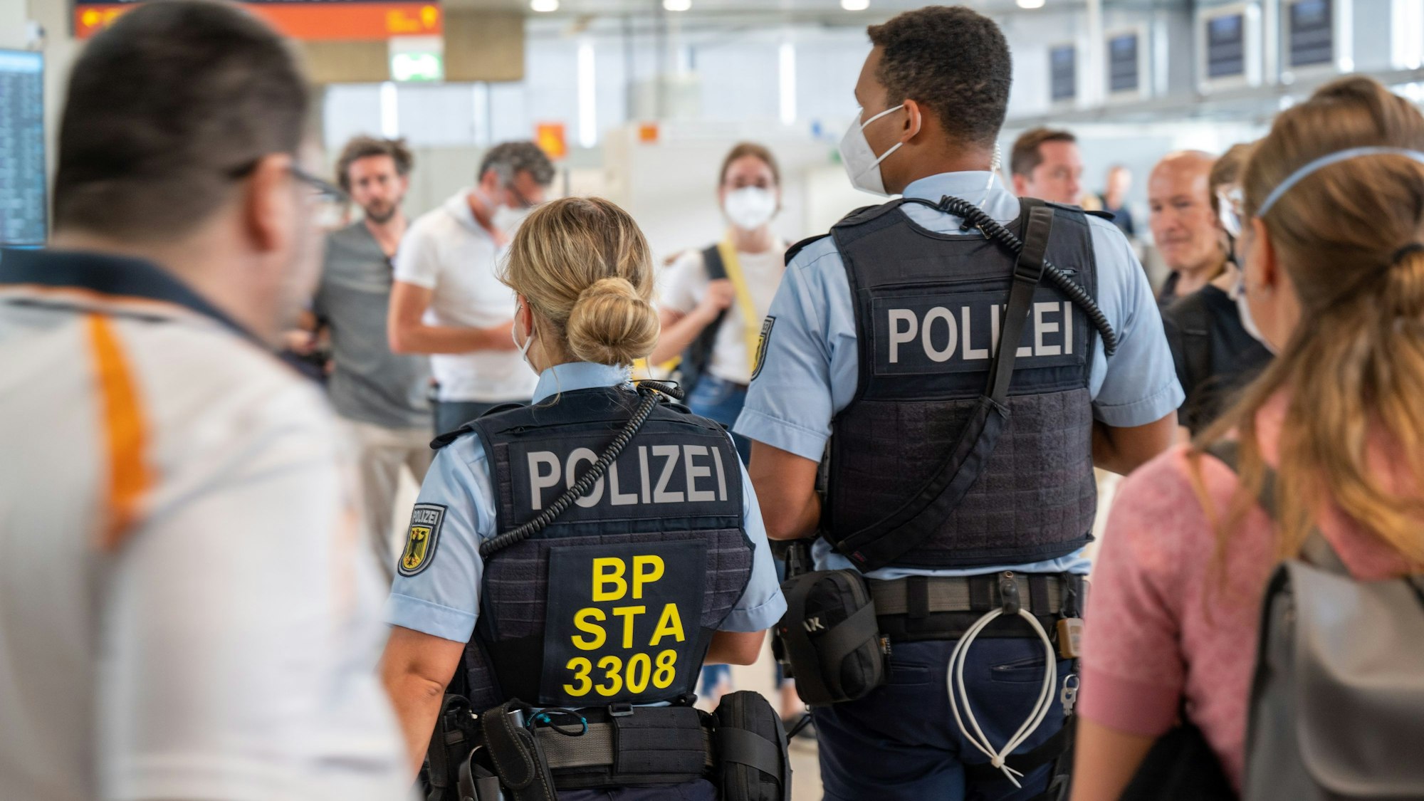 Die Bundespolizei hat einen 35-Jährigen am Flughafen Köln/Bonn festgenommen. (Symboldbild)
