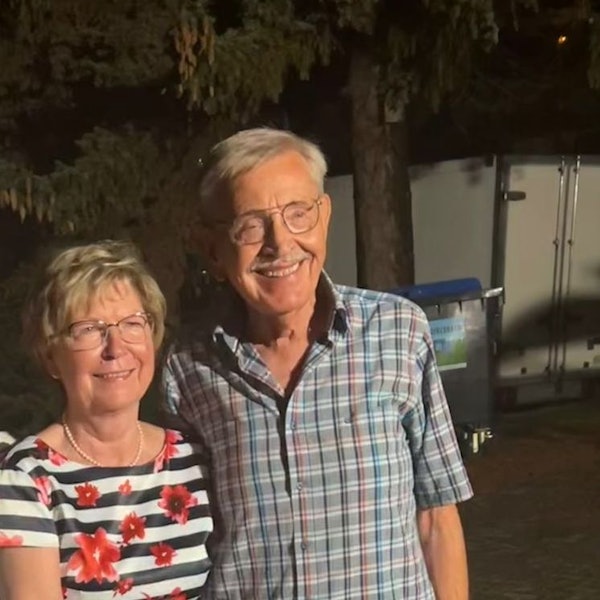 Das Hochzeitspaar lächelt in die Kamera.