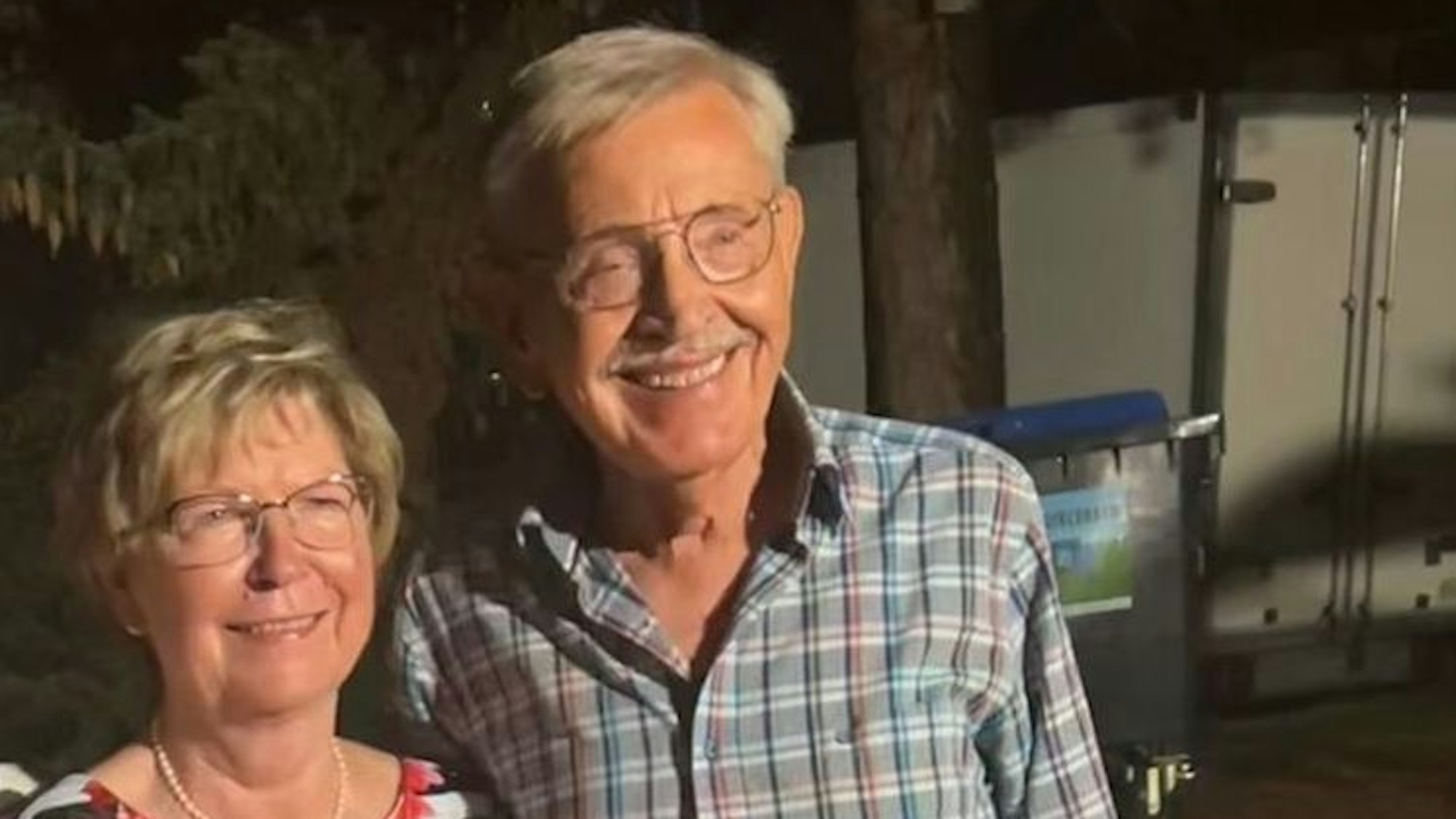 Das Hochzeitspaar lächelt in die Kamera.