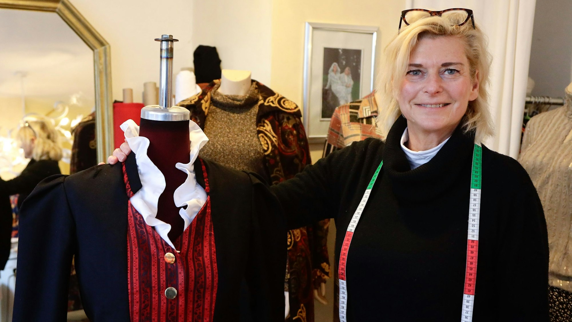 Mode-Designerin Andrea Droemont in ihrem Geschäft auf der Luxemburger Straße in Köln