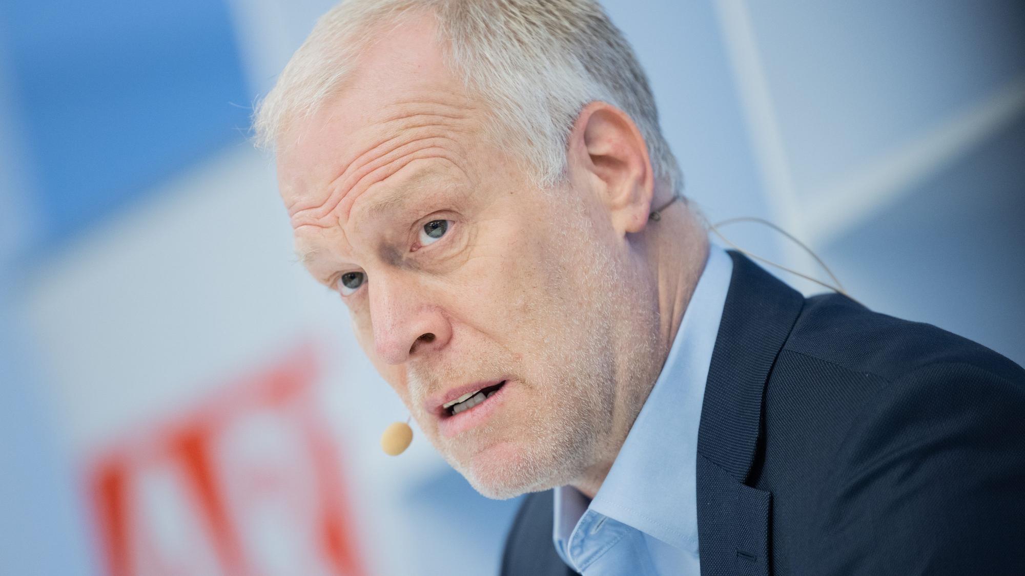 Daniel Hug, Diirektor der Art Cologne, spricht während der Pressekonferenz zur Kunstmesse Art Cologne.