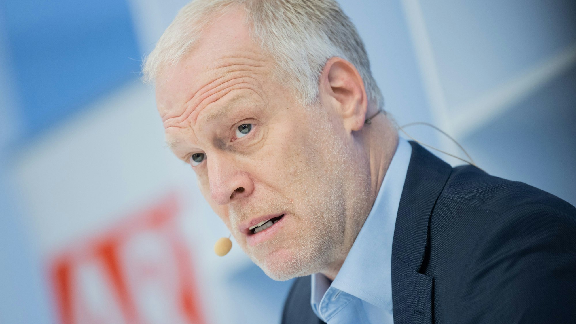 Daniel Hug, Diirektor der Art Cologne, spricht während der Pressekonferenz zur Kunstmesse Art Cologne.