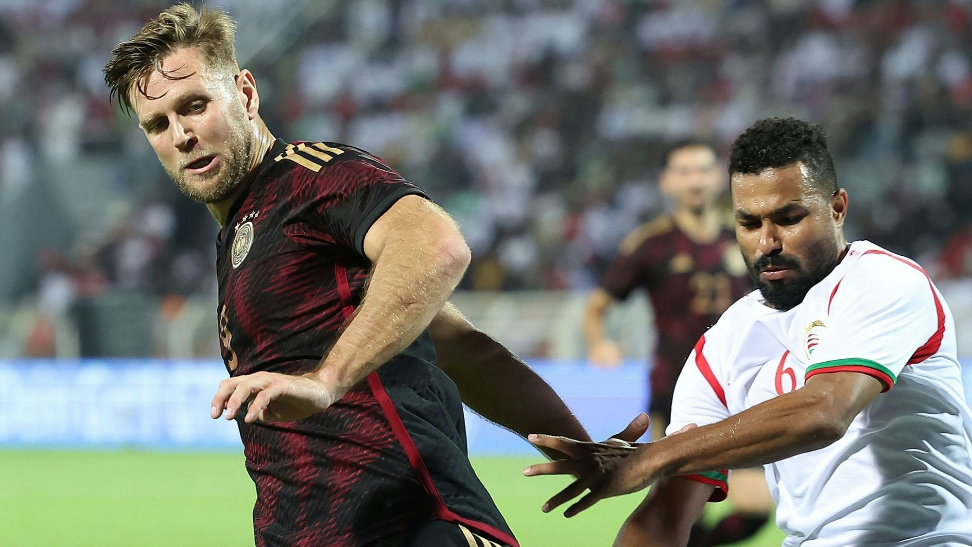 Natiopnalspieler Niklas Füllkrug im Zweikampf um den Ball.