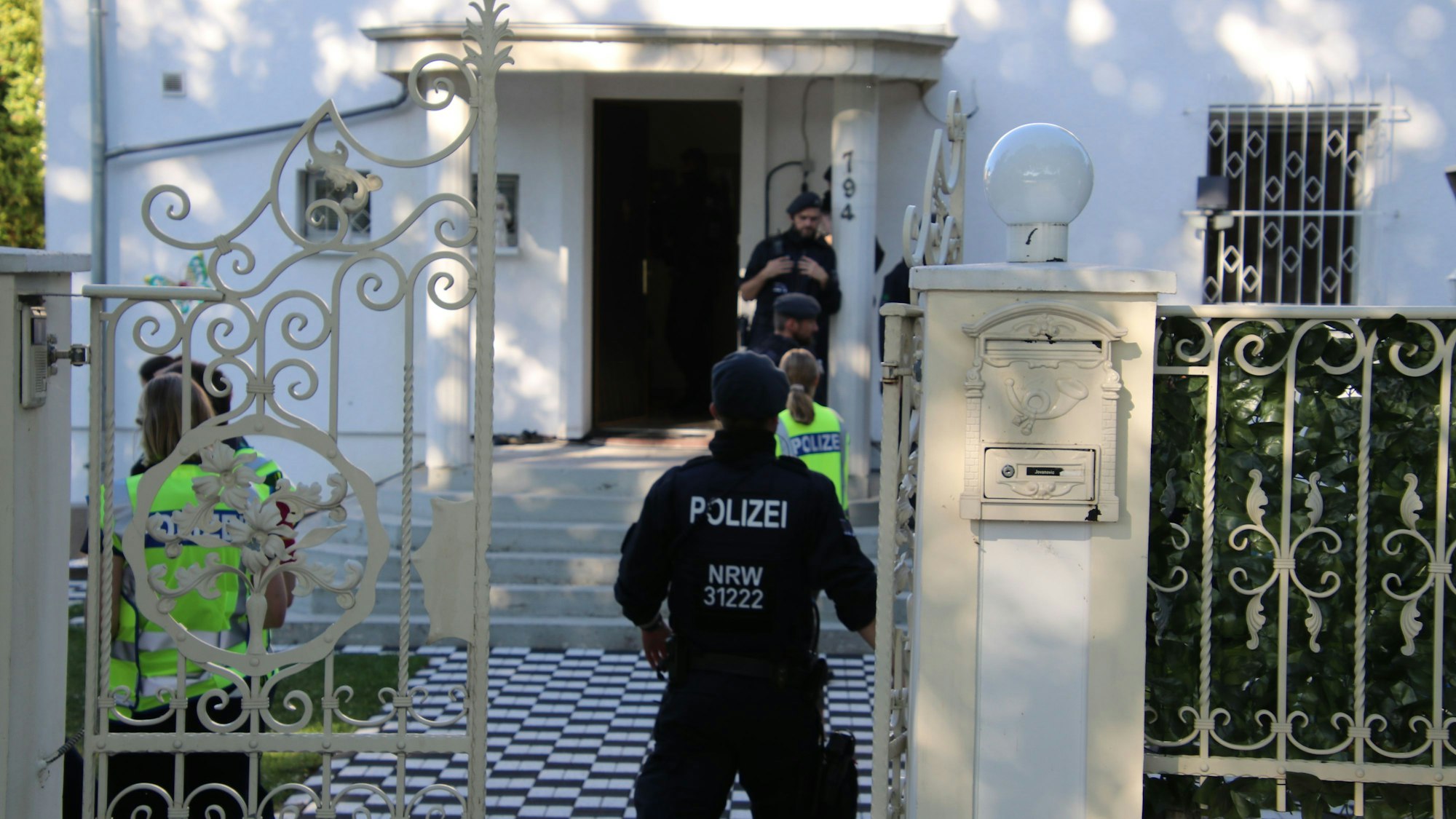 Eine Razzia fand 2020 in der Familienvilla in Ostheim statt. (Archivbild)