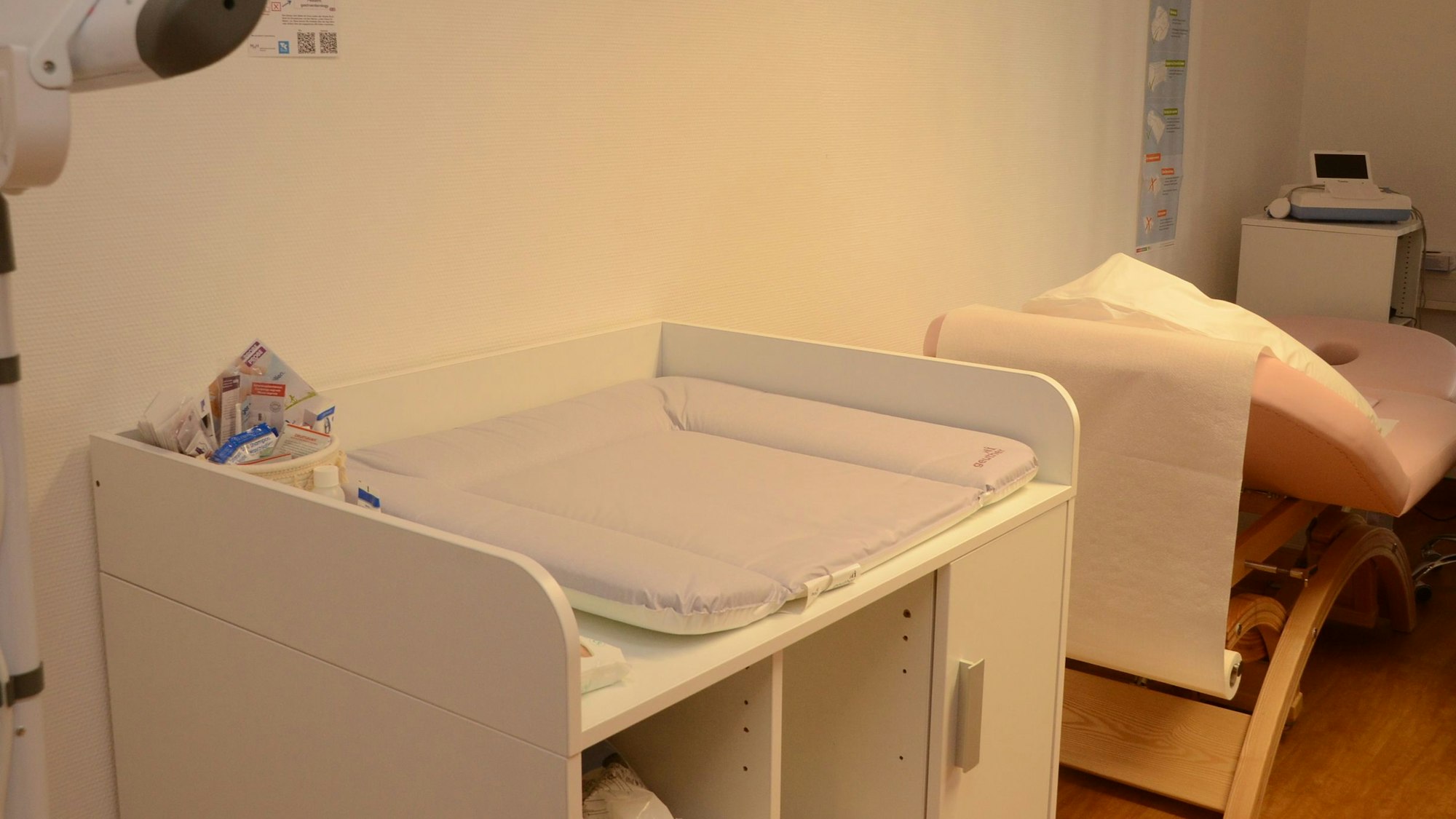 Zu sehen sind ein Wickeltisch und eine Untersuchungsliege im Untersuchungszimmer der Hebammenambulanz.