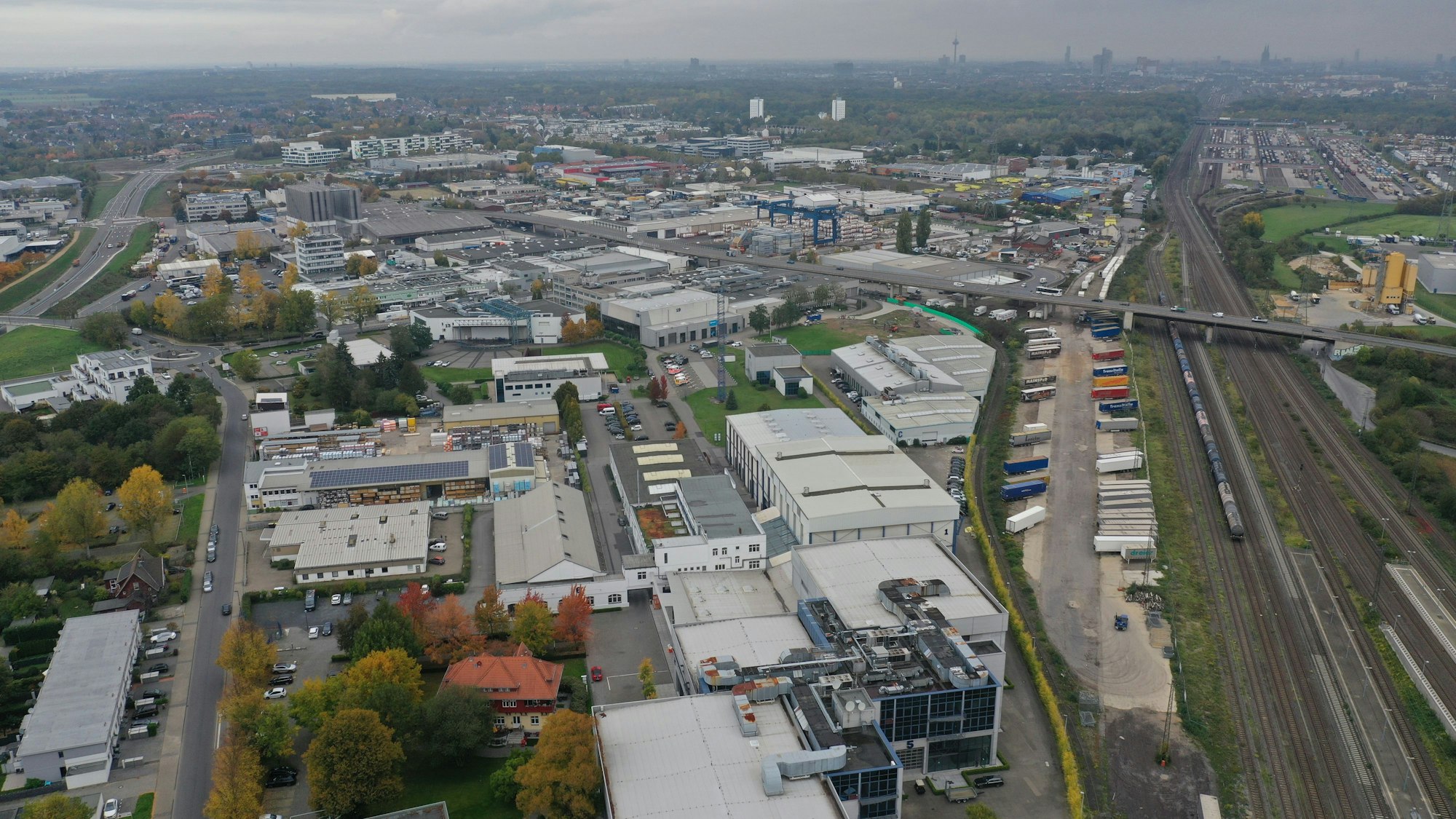 Die Gewerbegebiete Kalscheuren und Efferen aus einem Flugzeug fotografiert.