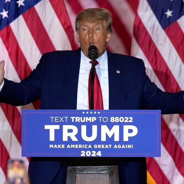 Ex-Präsident Donald Trump breitet während einer Rede am Dienstag (Ortszeit) in Mar-a-Lago, Florida, die Arme aus.