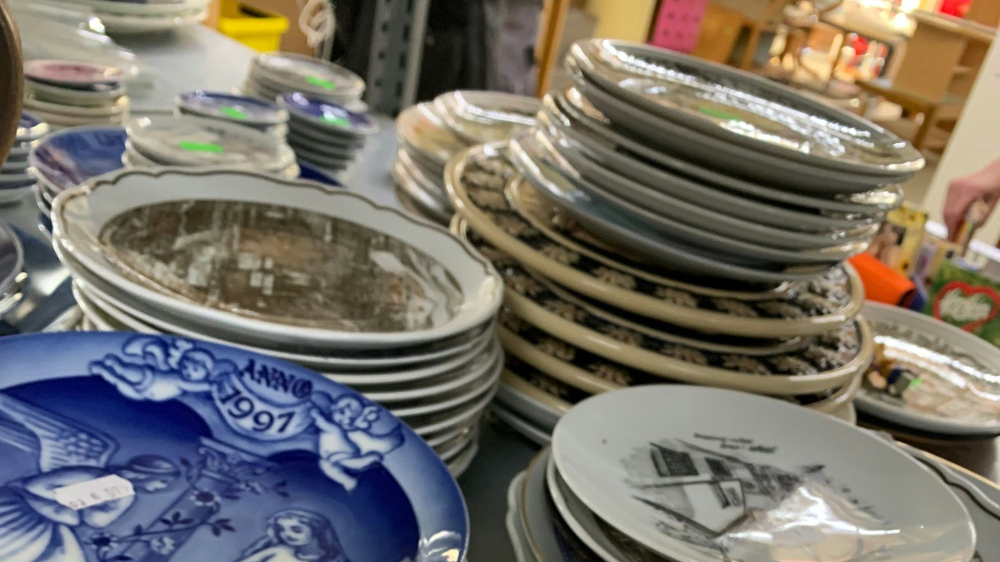 Auf den Tischen und in den Regalen der Nachbarschaftshilfe Rhein-Sieg kann man auch gebrauchtes Geschirr entdecken.