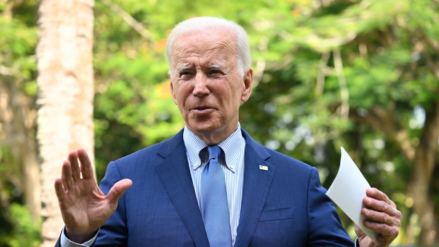 US-Präsident Joe Biden trägt einen blauen Anzug und spricht zu Journalistinnen und Journalisten beim G20-Gipfel auf Bali. Er hebt beschwichtigend beide Hände.