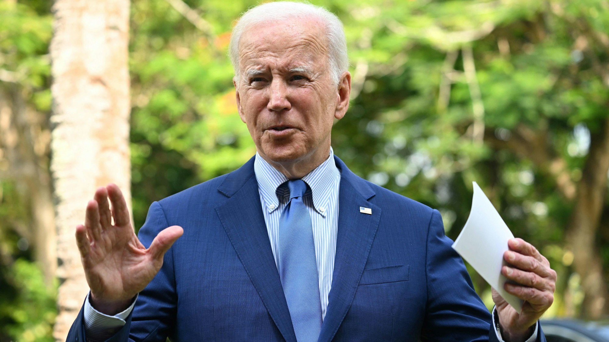 US-Präsident Joe Biden trägt einen blauen Anzug und spricht zu Journalistinnen und Journalisten beim G20-Gipfel auf Bali. Er hebt beschwichtigend beide Hände.