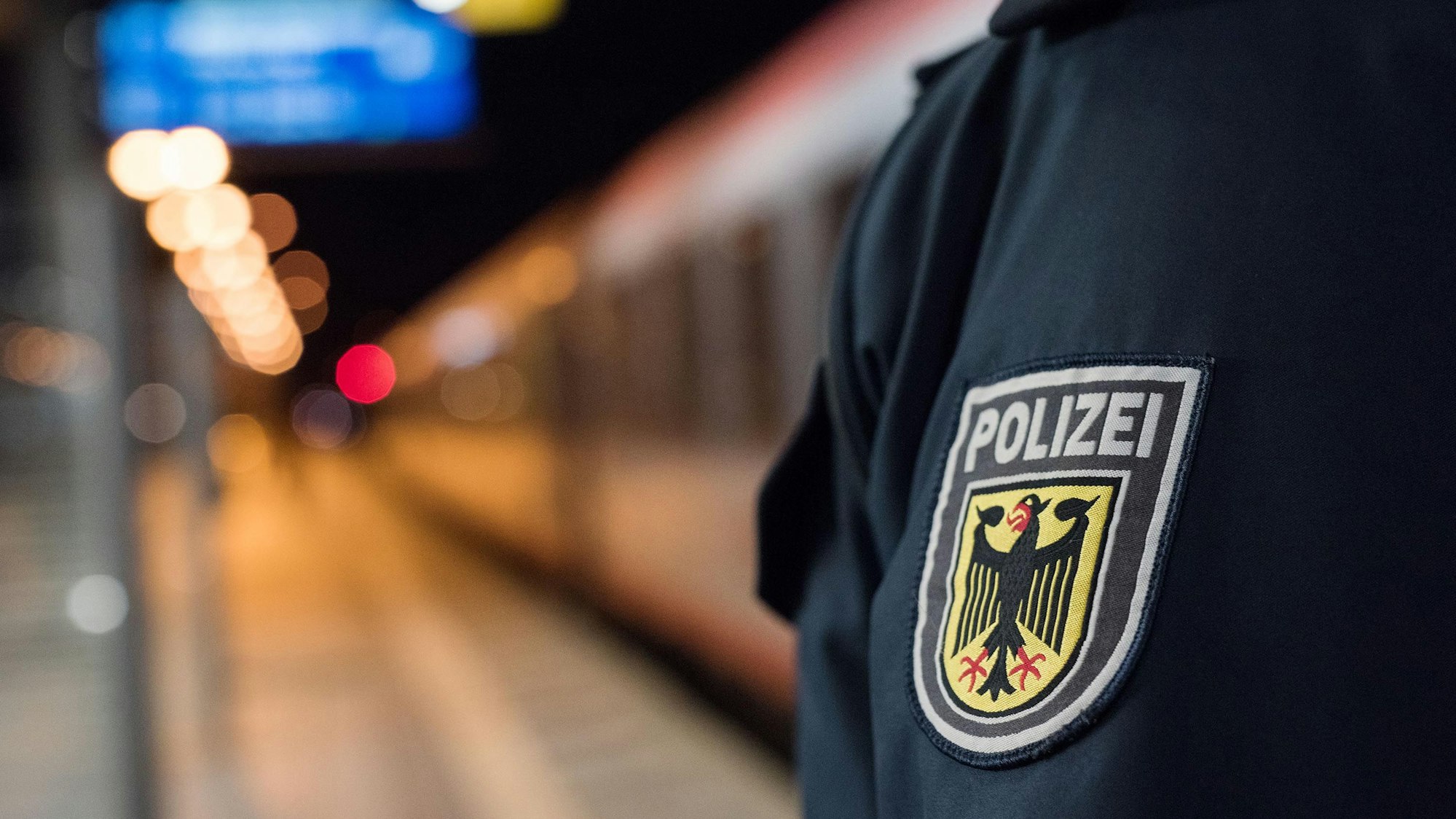 Ein Beamter der Bundespolizei blickt auf den Bahnsteig.