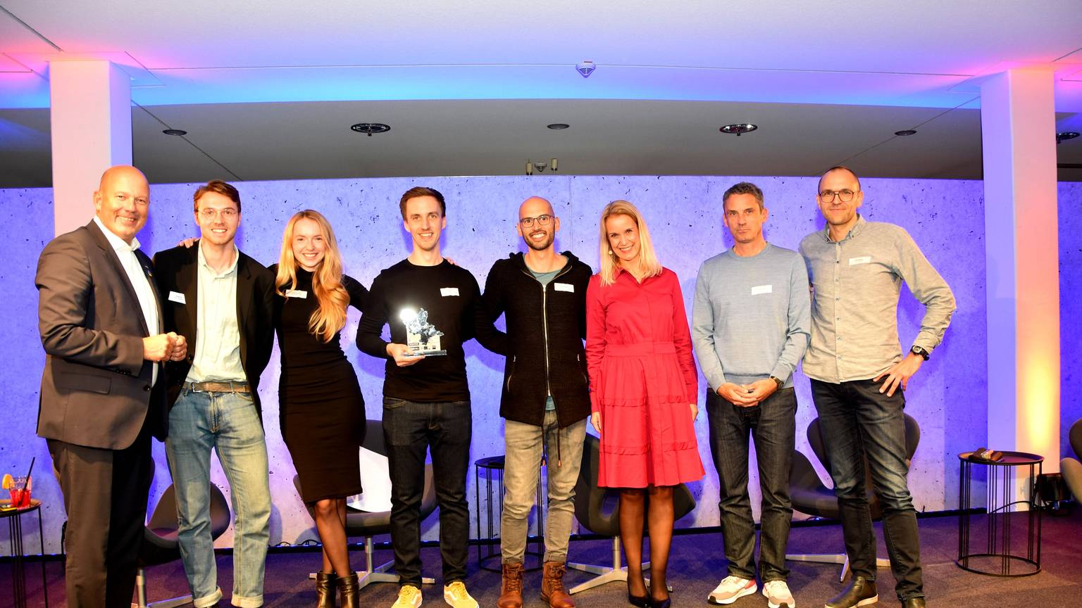 Die Chefin der Wirtschaftsförderung Rhein-Erft, Susanne Dayer-Dobiey und Landrat Frank Rock überreichten den Startup-Preis an Anton und Charlotte Irlen, Johannes Decker, David Neumann, Ralf Nähring und Clemens von Gizycki.