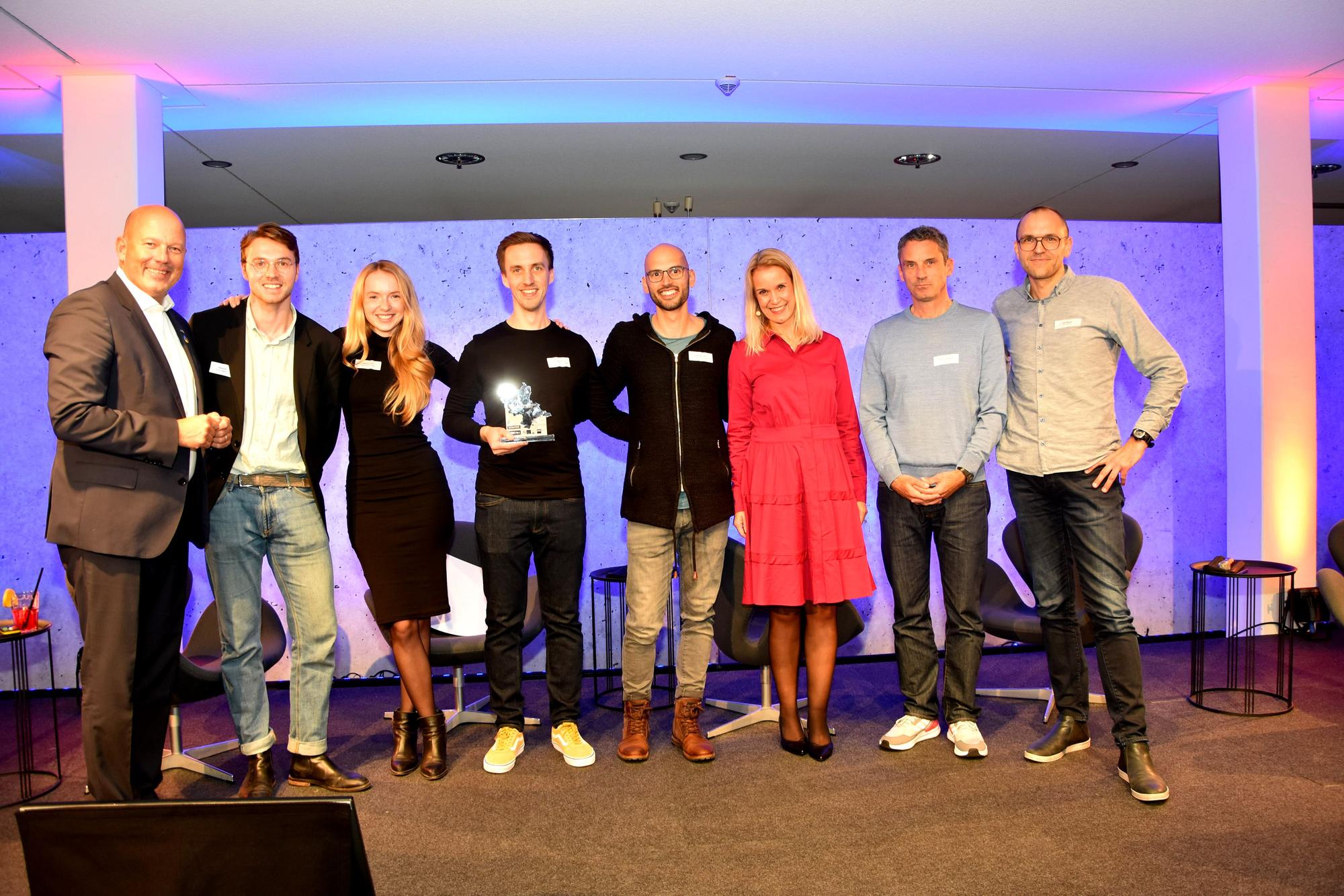 Die Chefin der Wirtschaftsförderung Rhein-Erft, Susanne Dayer-Dobiey und Landrat Frank Rock überreichten den Startup-Preis an Anton und Charlotte Irlen, Johannes Decker, David Neumann, Ralf Nähring und Clemens von Gizycki.