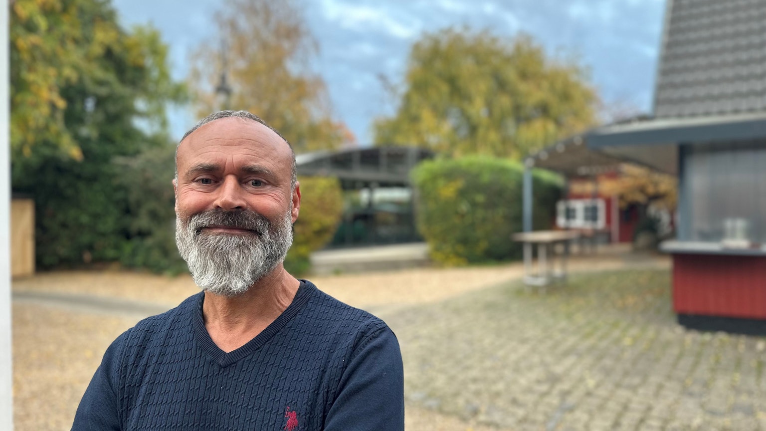 Metin Izman steht in seinem Biergarten.
