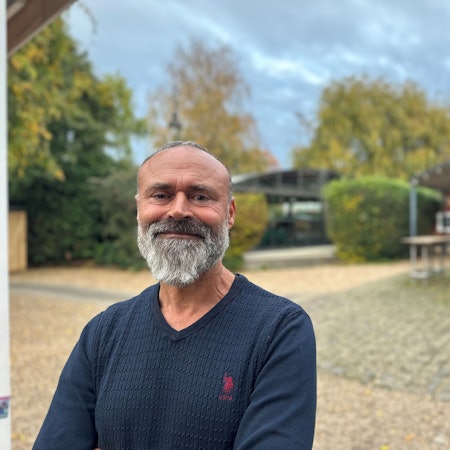 Metin Izman steht in seinem Biergarten.