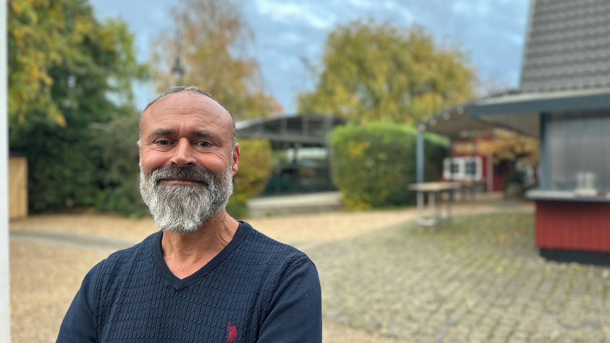 Metin Izman steht in seinem Biergarten.