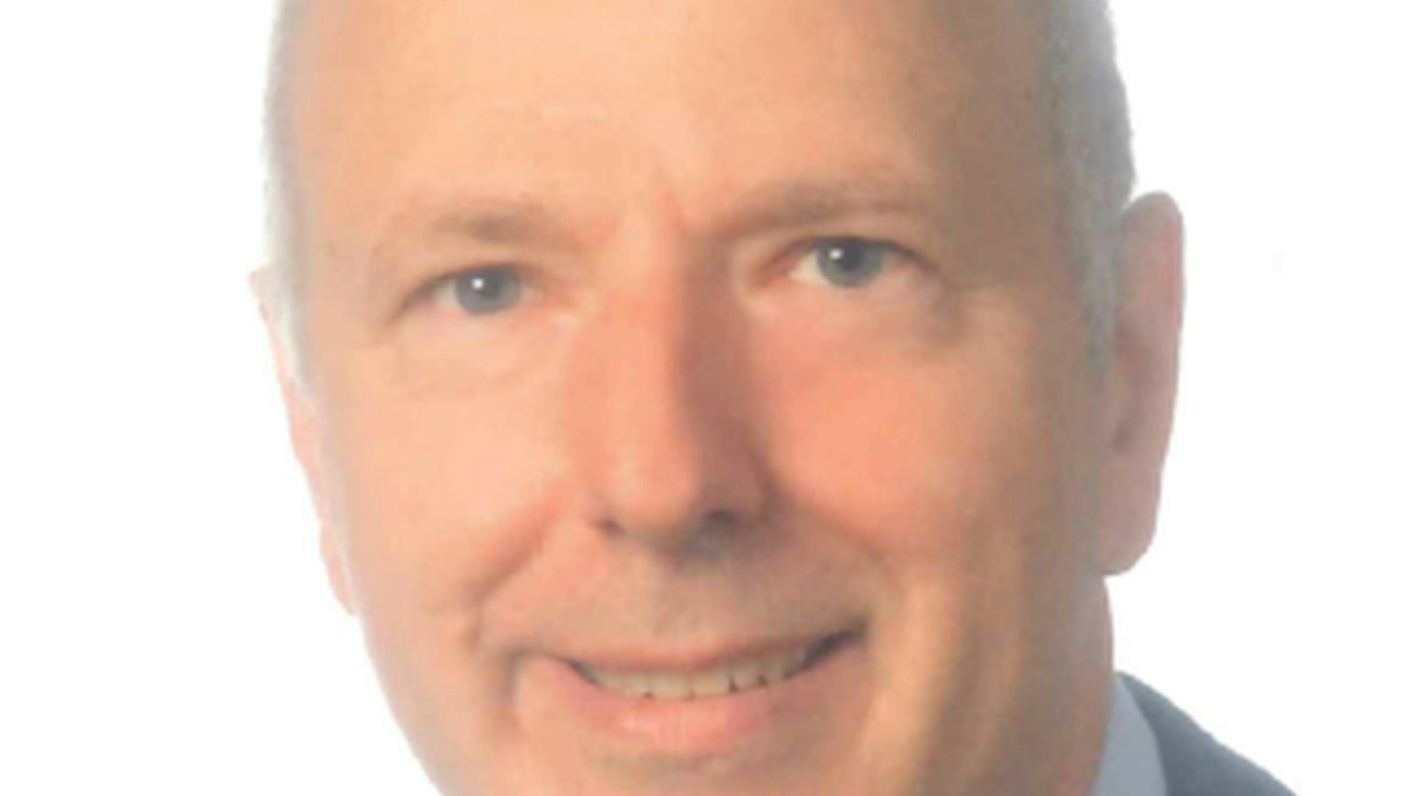 Thomas Kesseler-Lauterkorn blickt im Porträt in die Kamera. Er trägt einen Anzug.