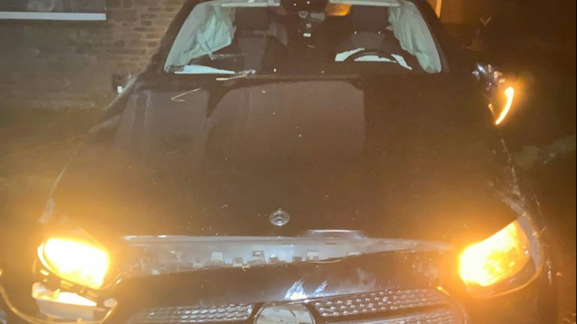 Ein zerbeulter Mercedes steht nach einem Unfall vor der Grundermühle bei Kürten.