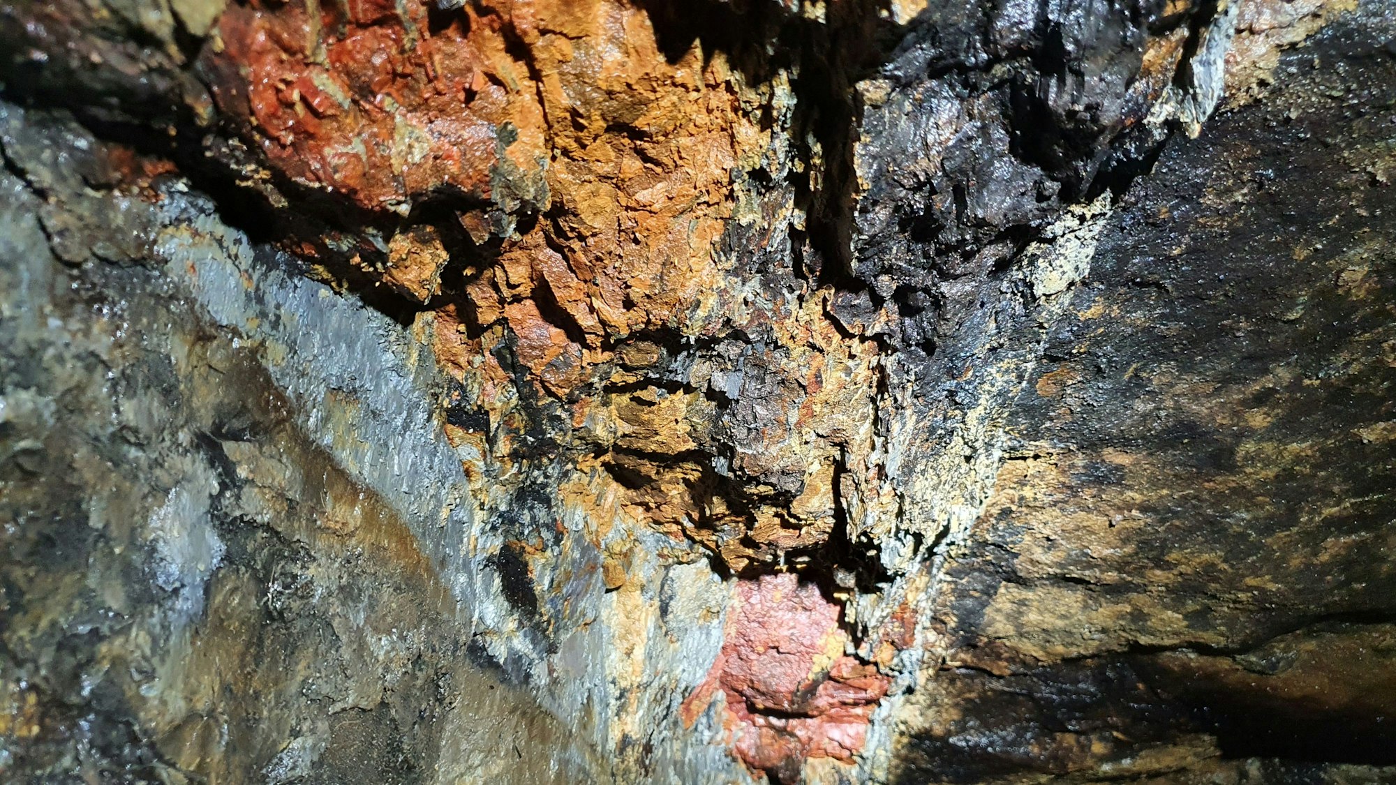 Eine Felswand, die zum Bergstollen führt.