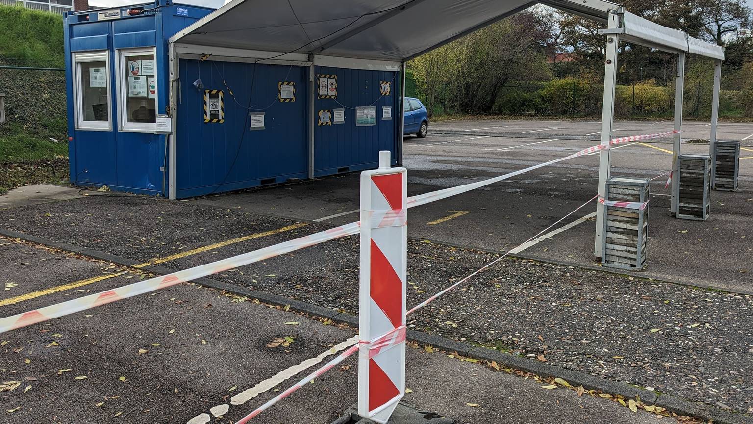 Ein leerstehendes Corona-Testzentrum ist abgesperrt.
