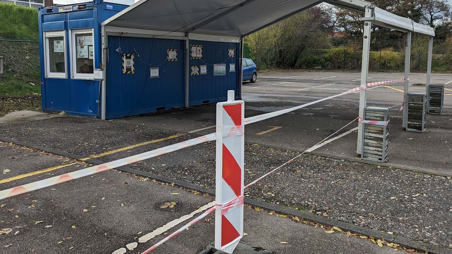 Ein leerstehendes Corona-Testzentrum ist abgesperrt.