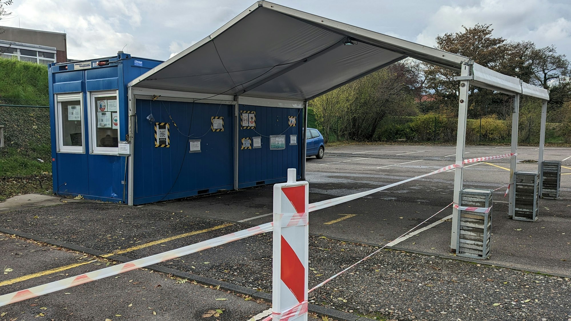 Ein leerstehendes Corona-Testzentrum ist abgesperrt.