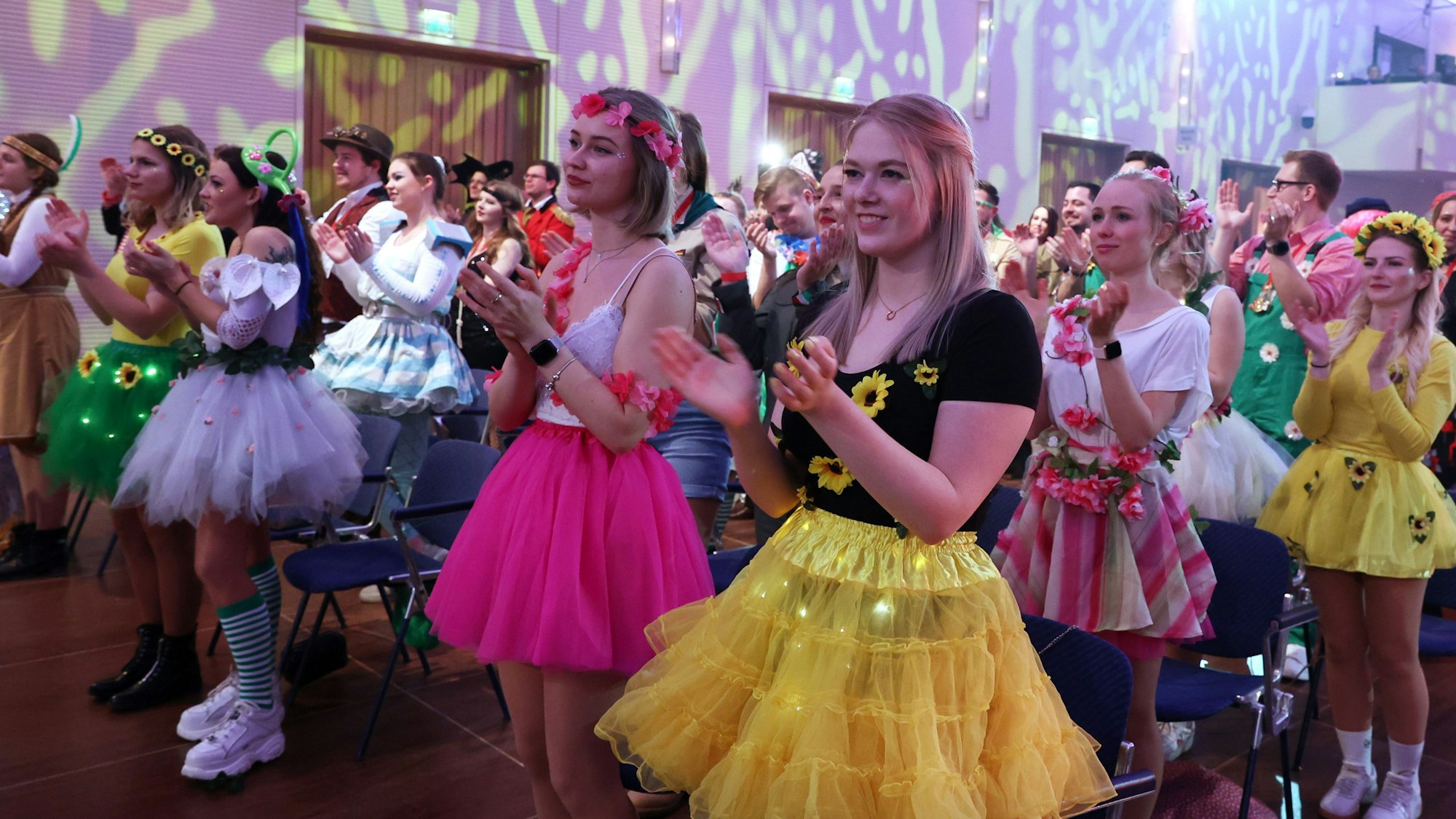 Junges Publikum bei einer Karnevalssitzung im Gürzenich.