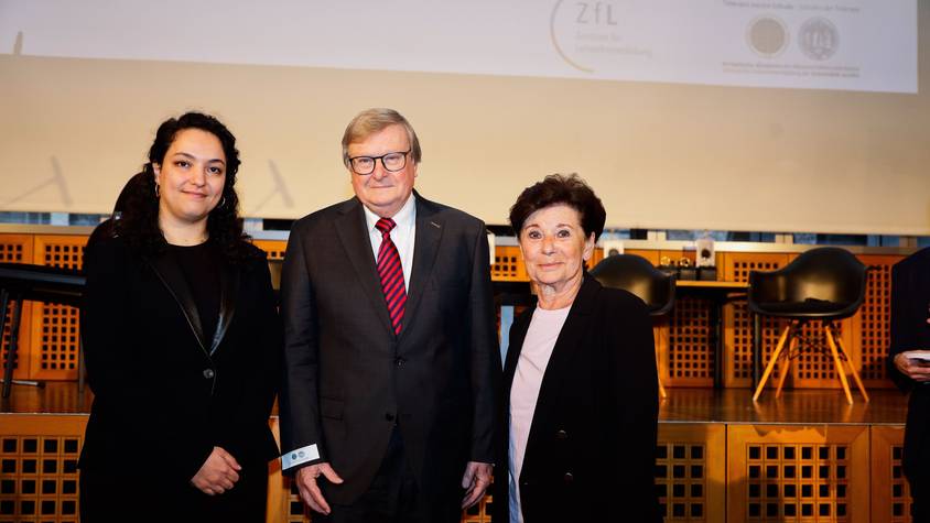 Die Tochter des türkisch-islamischen Theologen Ihsan Eliaçik, der Theologe Karl-Josef Kuschel und Lala Süßkind, stellvertretende Vorsitzende der Deutsch-Israelischen Gesellschaft Berlin, erhalten im Kölner Wallraf-Richartz-Museum den Toleranzring.