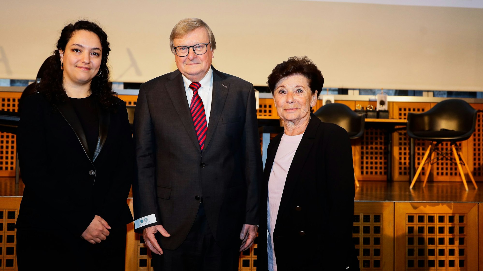 Die Tochter des türkisch-islamischen Theologen Ihsan Eliaçik, der Theologe Karl-Josef Kuschel und Lala Süßkind, stellvertretende Vorsitzende der Deutsch-Israelischen Gesellschaft Berlin, erhalten im Kölner Wallraf-Richartz-Museum den Toleranzring.