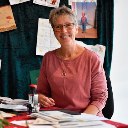 Birgit Müller arbeitet seit 32 Jahren als „Aushilfschristkind“ im Postamt in Engelskirchen. Sie beantwortet Wunsch-Briefe von Kindern aus 50 Ländern.