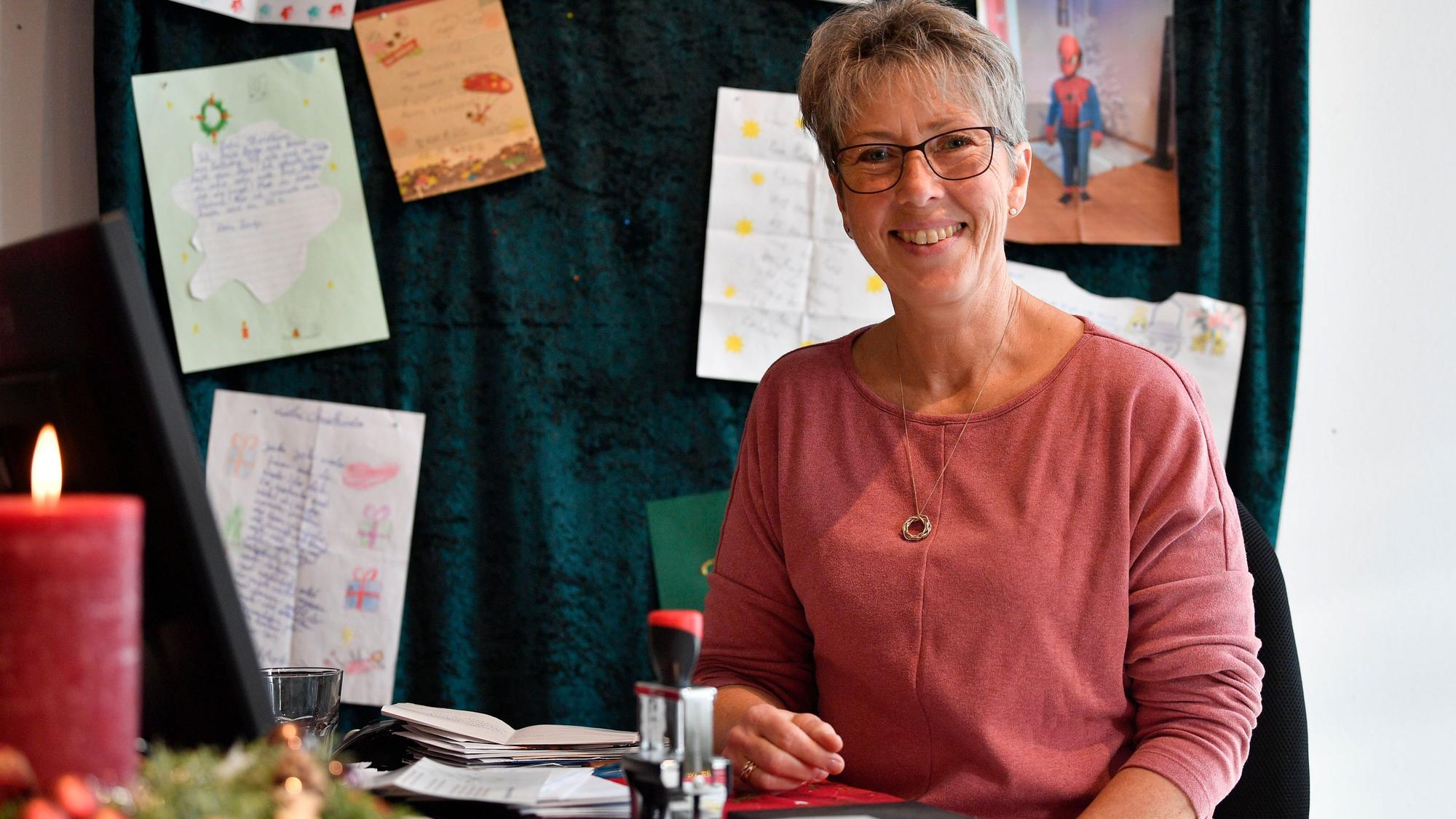 Birgit Müller arbeitet seit 32 Jahren als „Aushilfschristkind“ im Postamt in Engelskirchen. Sie beantwortet Wunsch-Briefe von Kindern aus 50 Ländern.