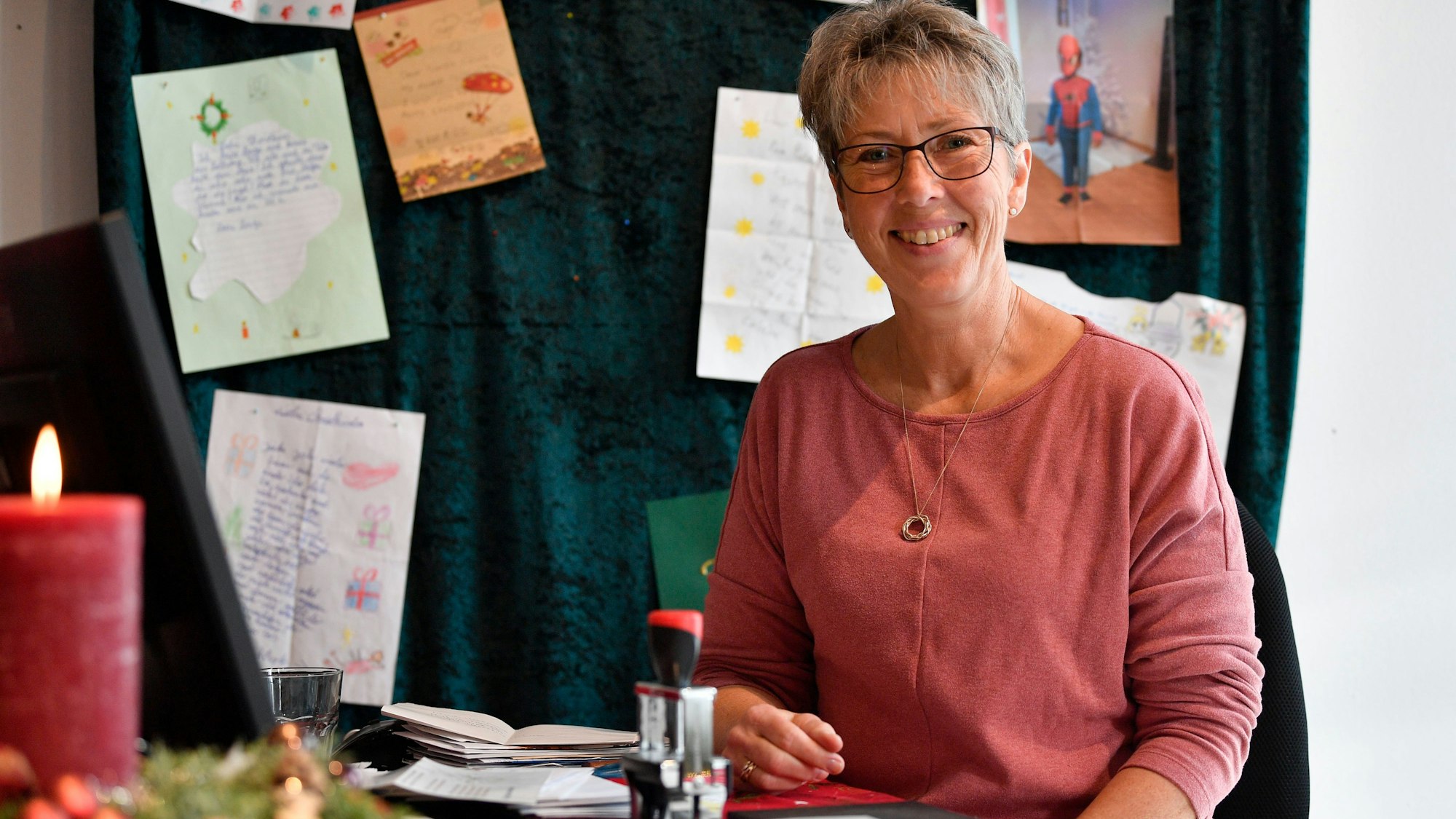 Birgit Müller arbeitet seit 32 Jahren als „Aushilfschristkind“ im Postamt in Engelskirchen. Sie beantwortet Wunsch-Briefe von Kindern aus 50 Ländern.