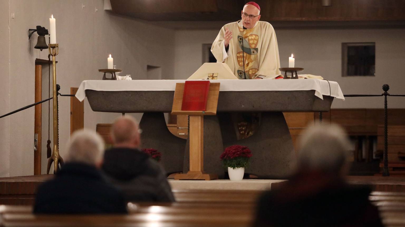 Weihbischof Radoslaw Zmitrowicz aus dem ukrainischen Kamjanez-Podilskyj steht am Altar von St. Walburga in Overath.