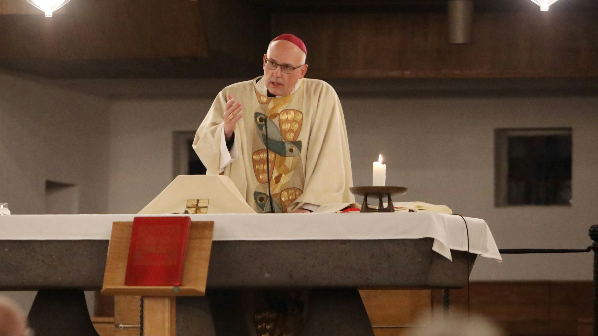 Weihbischof Radoslaw Zmitrowicz aus dem ukrainischen Kamjanez-Podilskyj steht am Altar von St. Walburga in Overath.