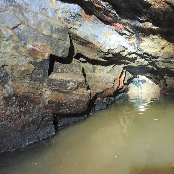 Eine Höhle ist mit Wasser vollgelaufen.
