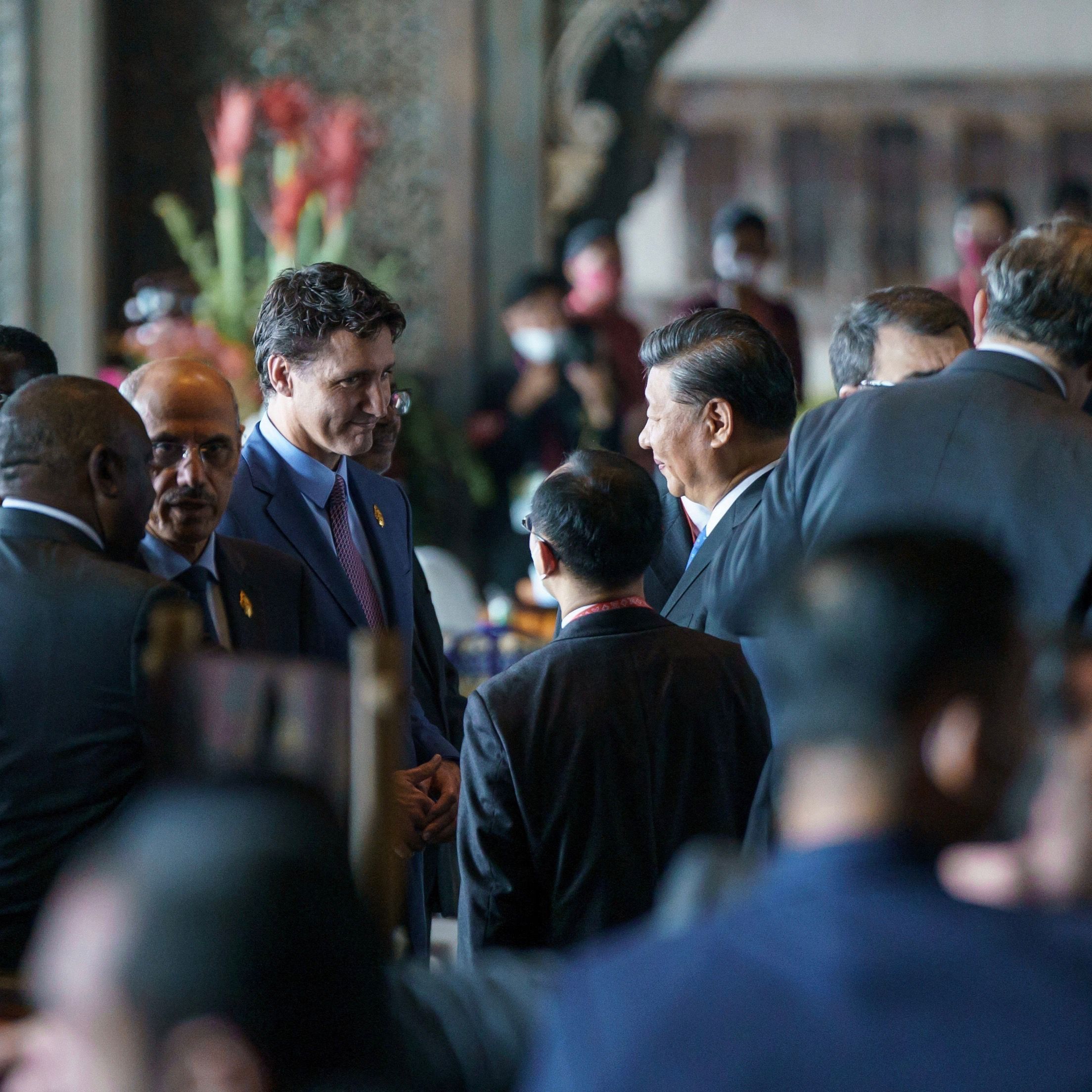 Der kanadische Premierminister Justin Trudeau (l.) und der chinesische Präsident Xi Jinping (r.) schauen sich beim G20-Gipfel auf Bali in die Augen.