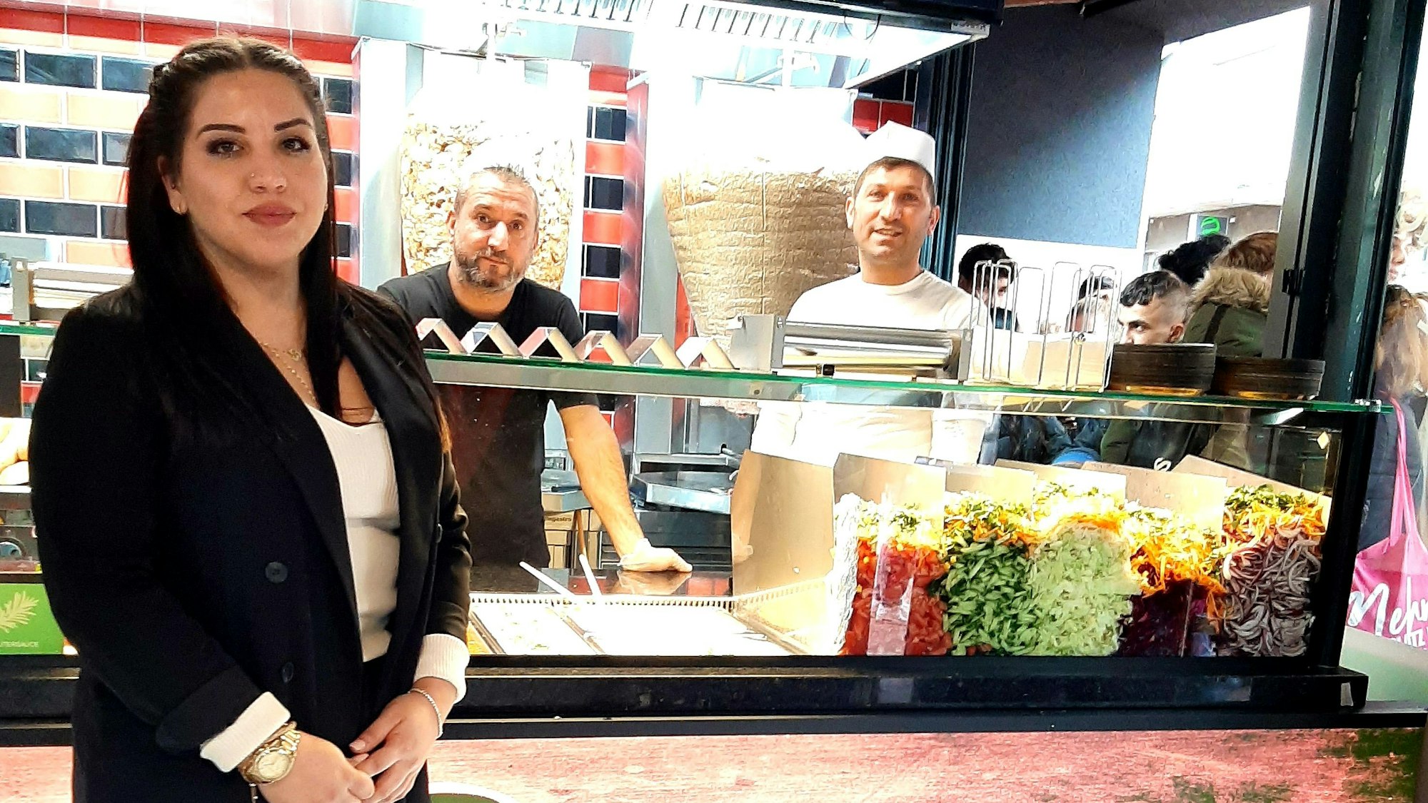 In Leverkusen-Opladen (Bahnhofstraße) eröffnete eine Filiale der Imbisskette „Haus des Döners“ - der Andrang am Eröffnungstag war riesig. Betrieben wird der Imbiss von Beyza Ocakli, die hier neben ihren beiden Mitarbeitern Adnan Senpalit (Mitte) und Eftal Kosta zu sehen ist.