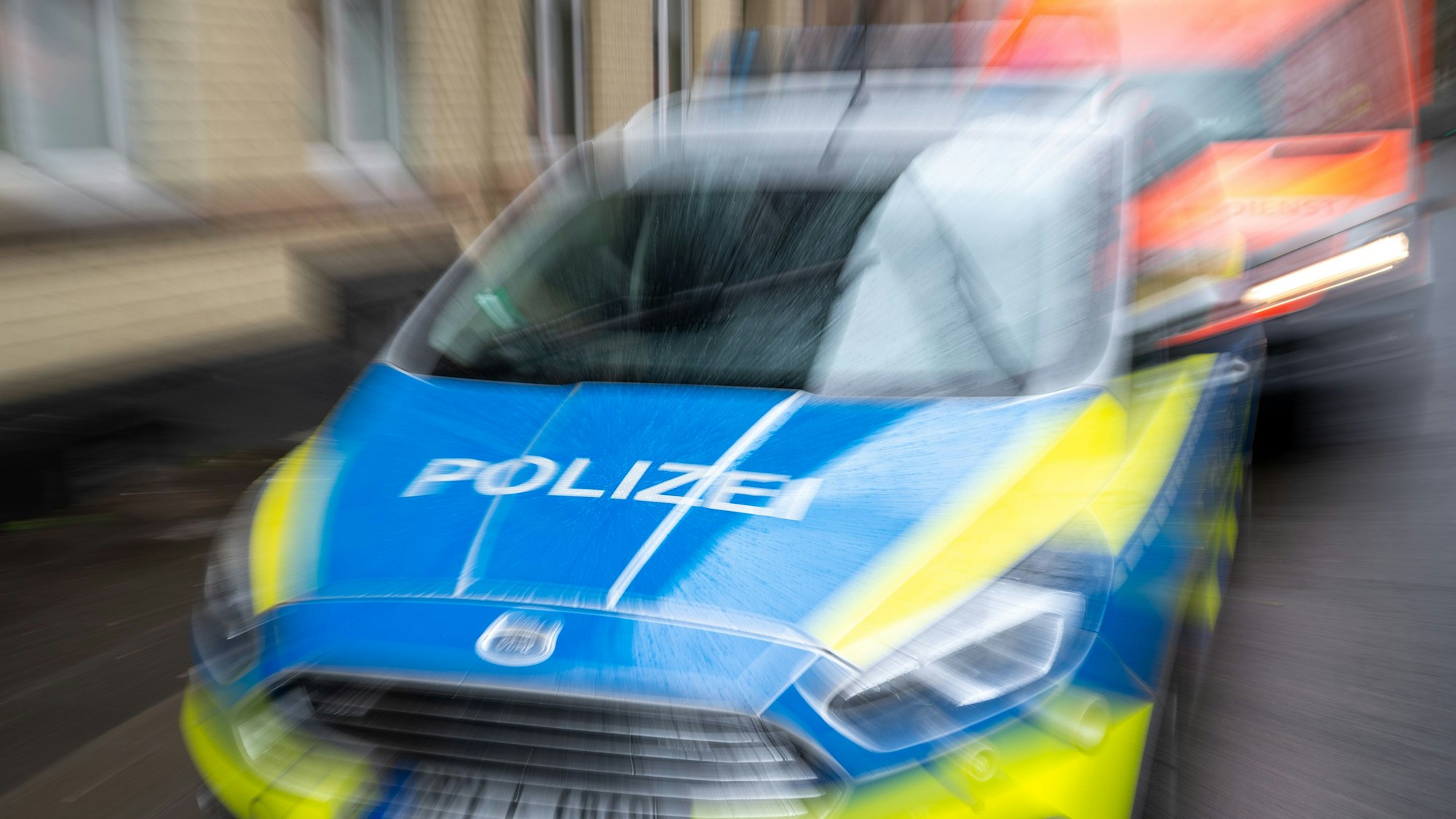 Einsatzfahrzeug der Polizei in verwackelter Aufnahme, die Fahrgeschwindigkeit suggeriert. (Symbolbild)