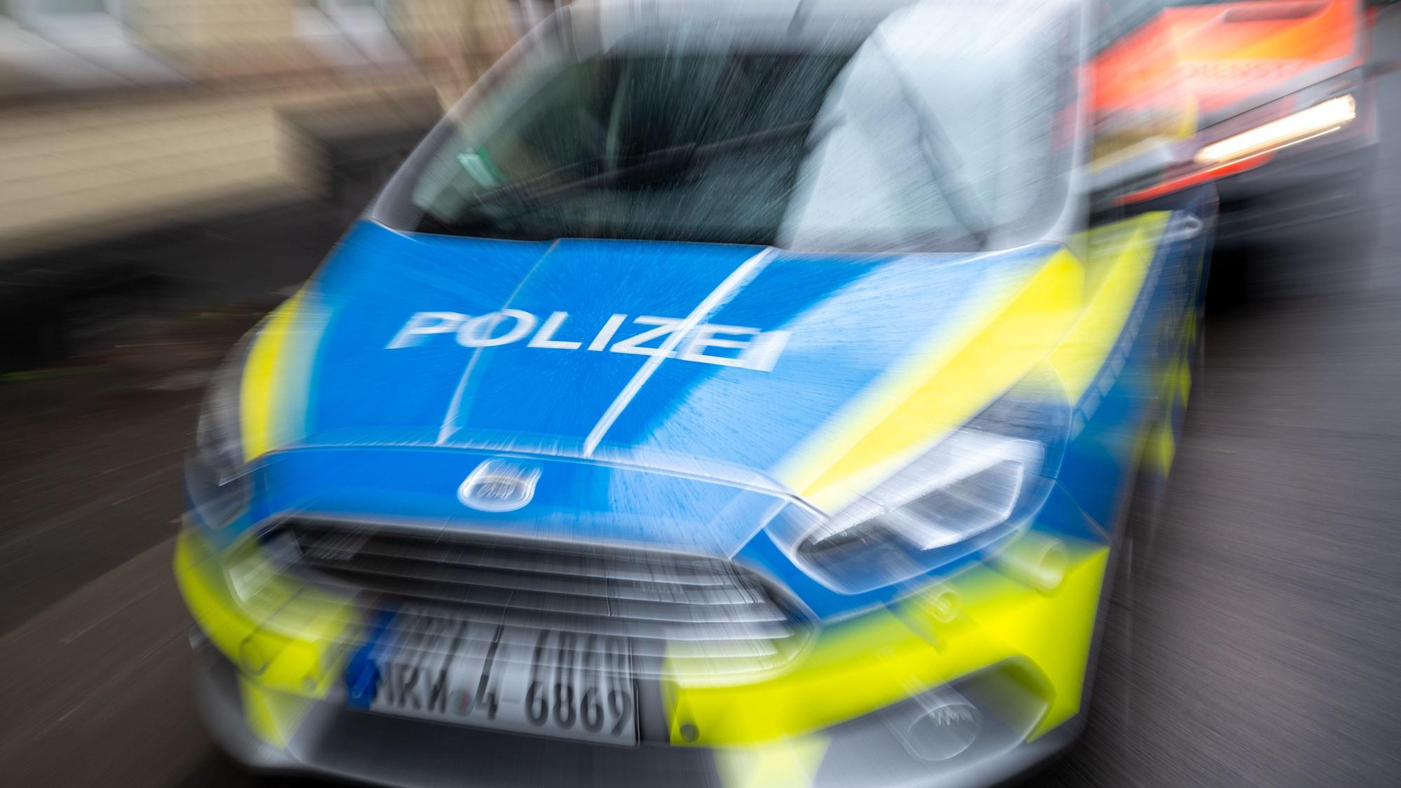 In Köln-Mülheim soll ein Jugendlicher einen 49-Jährigen lebensgefährlich verletzt haben (Symbolbild).