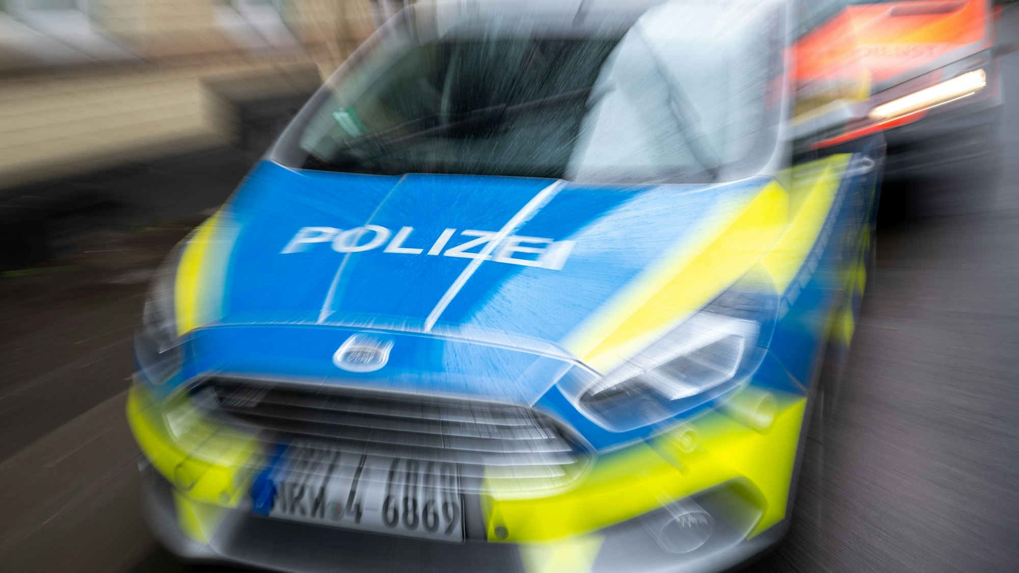 In Köln-Mülheim soll ein Jugendlicher einen 49-Jährigen lebensgefährlich verletzt haben (Symbolbild).