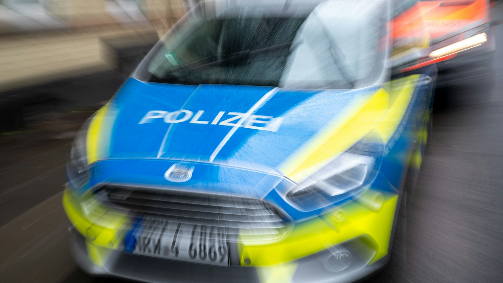 Einsatzfahrzeug der Köln Polizei. Kennzeichen NRW, Automarke Ford.