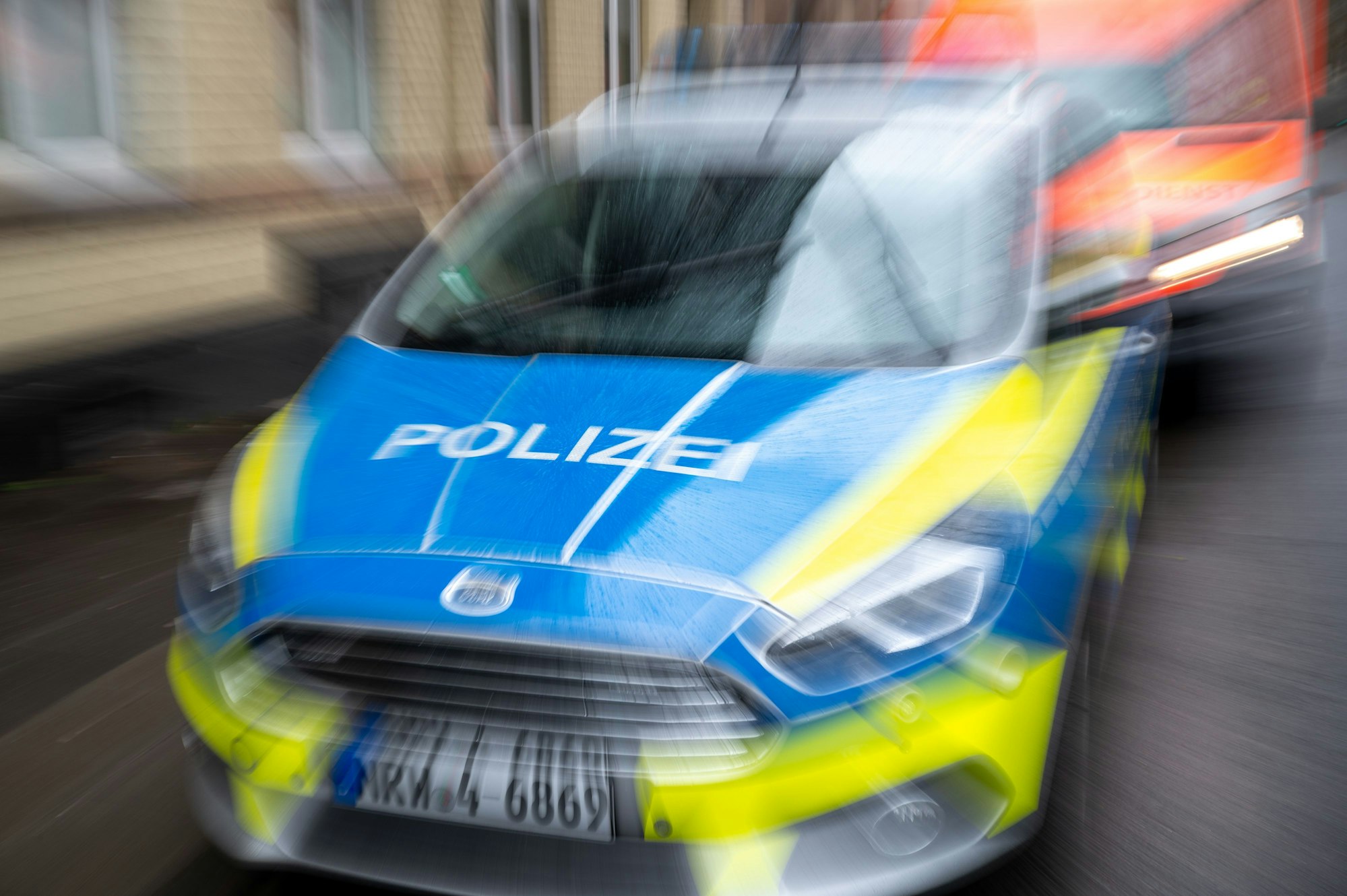 Ein Polizeiauto verschwimmt in der Bewegung.