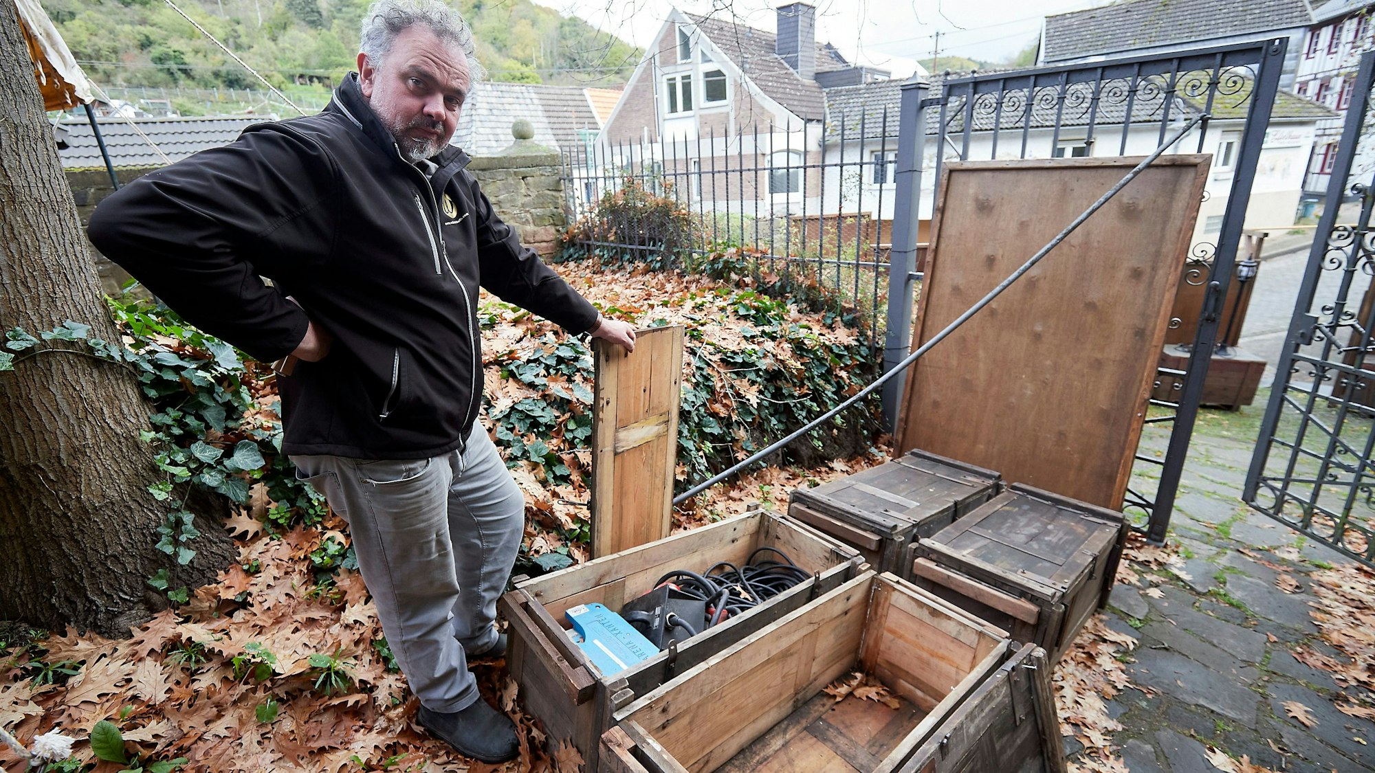 Ralf Winterhoff, Veranstalter des Charles-Dickens-Weihnachtsmarkts in Heimbach, zeigt ein leere und daneben eine volle Holzkiste mit elektrischem Material. Der Inhalt einer Kiste wurde geklaut.