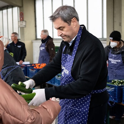 Markus Söder (CSU), Ministerpräsident von Bayern, besucht am Münchner Großmarkt eine Ausgabestelle der Tafel München und verteilt dabei Lebensmittel.