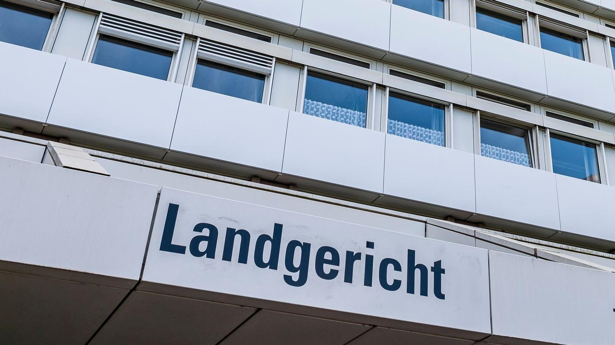 Außenansicht von Landgericht und Amtsgericht Köln auf der Luxemburger Straße in Köln Sülz.