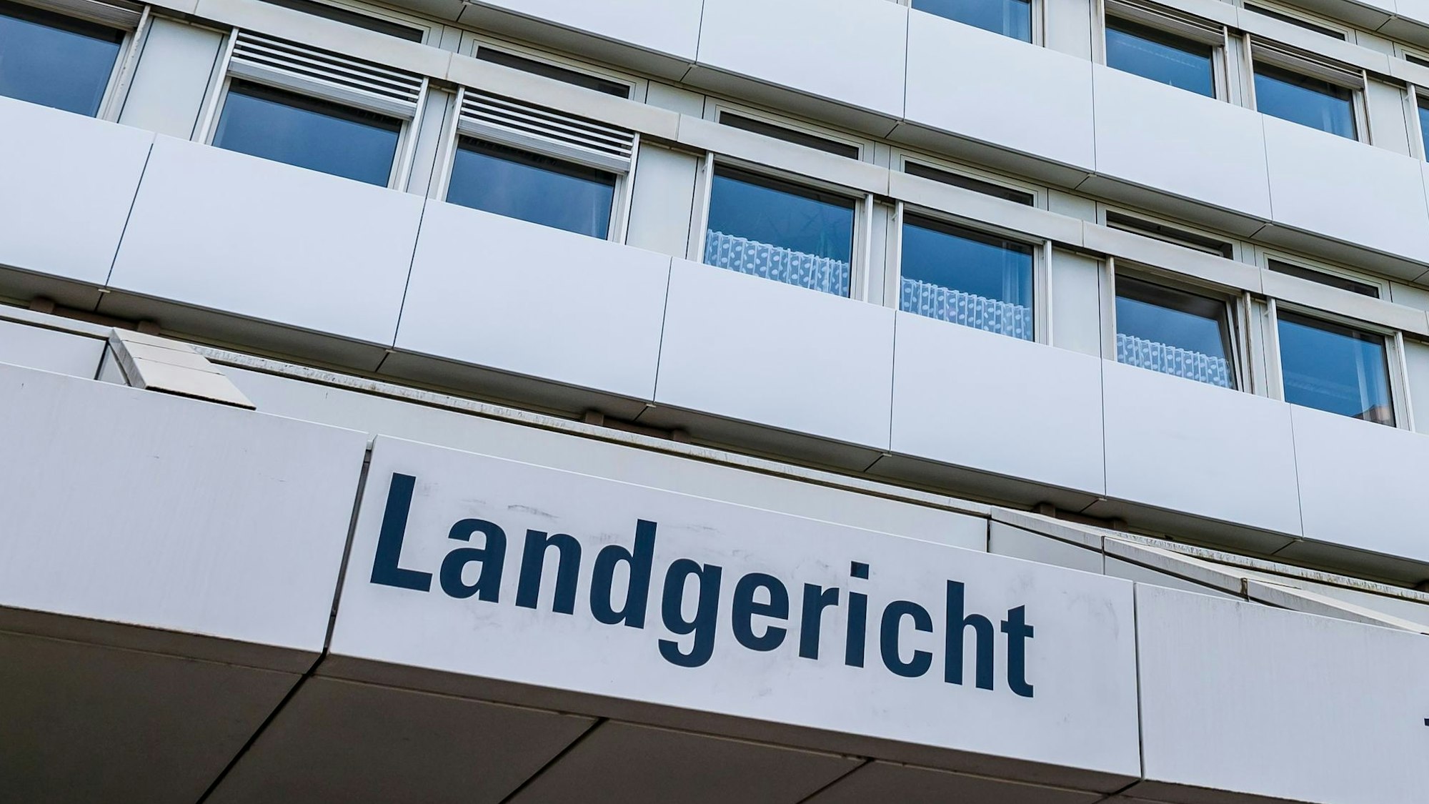 Außenansicht von Landgericht und Amtsgericht Köln auf der Luxemburger Straße in Köln Sülz.