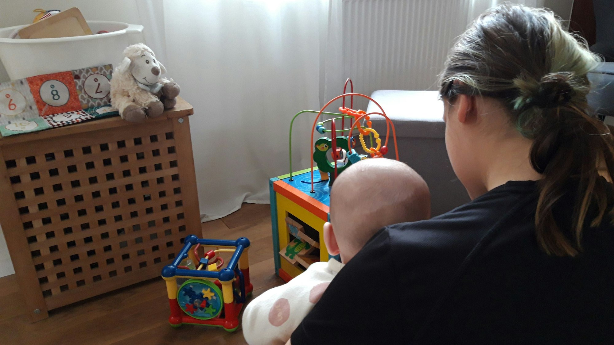 Eine junge Mutter hält im Haus Andreka ein Kind im Arm.