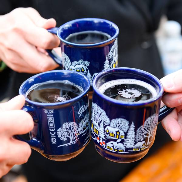 Drei Becher mit Glühwein