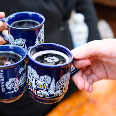 Drei Becher mit Glühwein