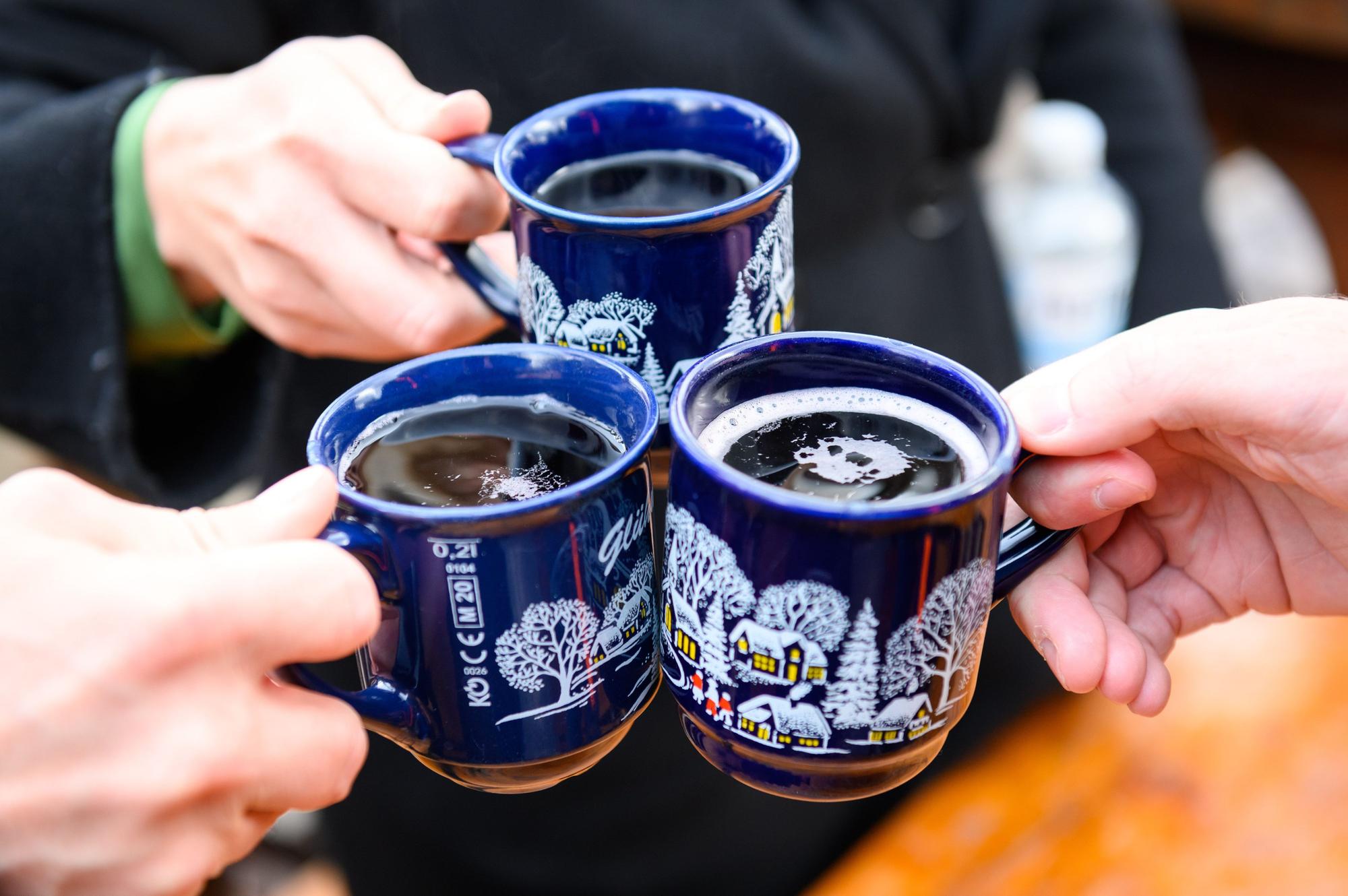 Drei Becher mit Glühwein